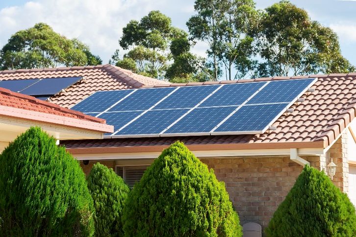 Painéis solares fotovoltaicos instalados no telhado de uma casa