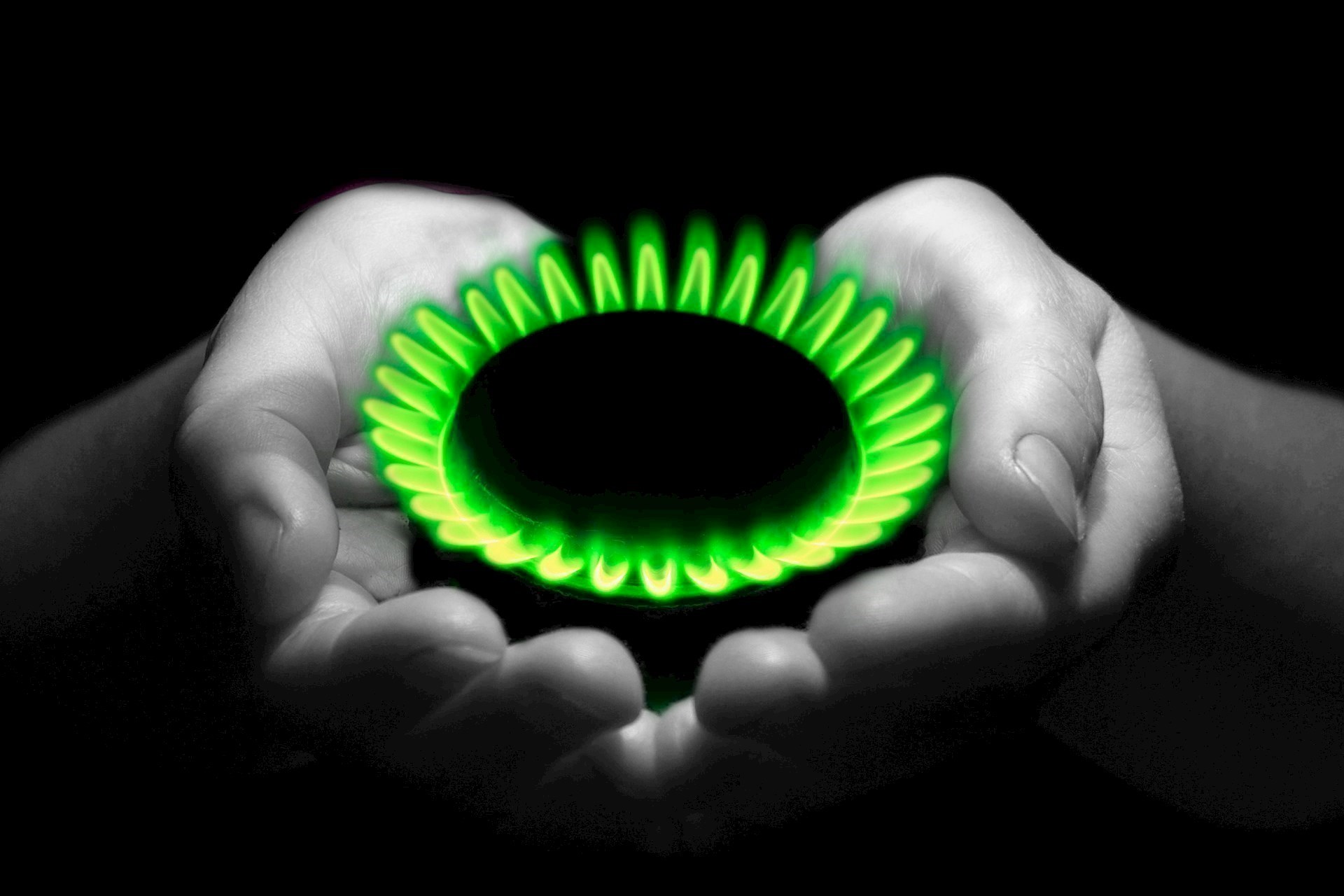 Chama de gás verde nas mãos, simbolizando energia limpa