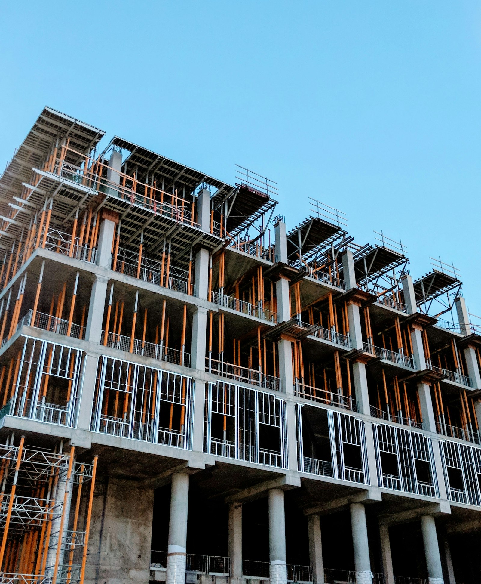 Edifício residencial em fase de construção