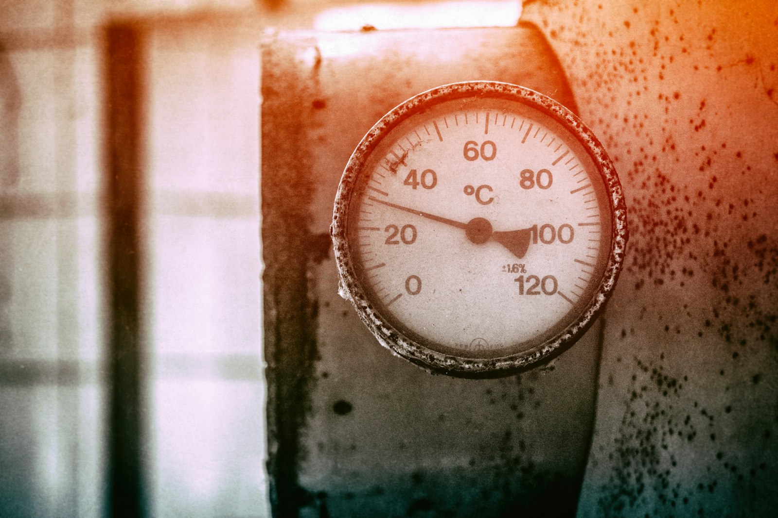 Termómetro antigo a medir a temperatura de um sistema de aquecimento