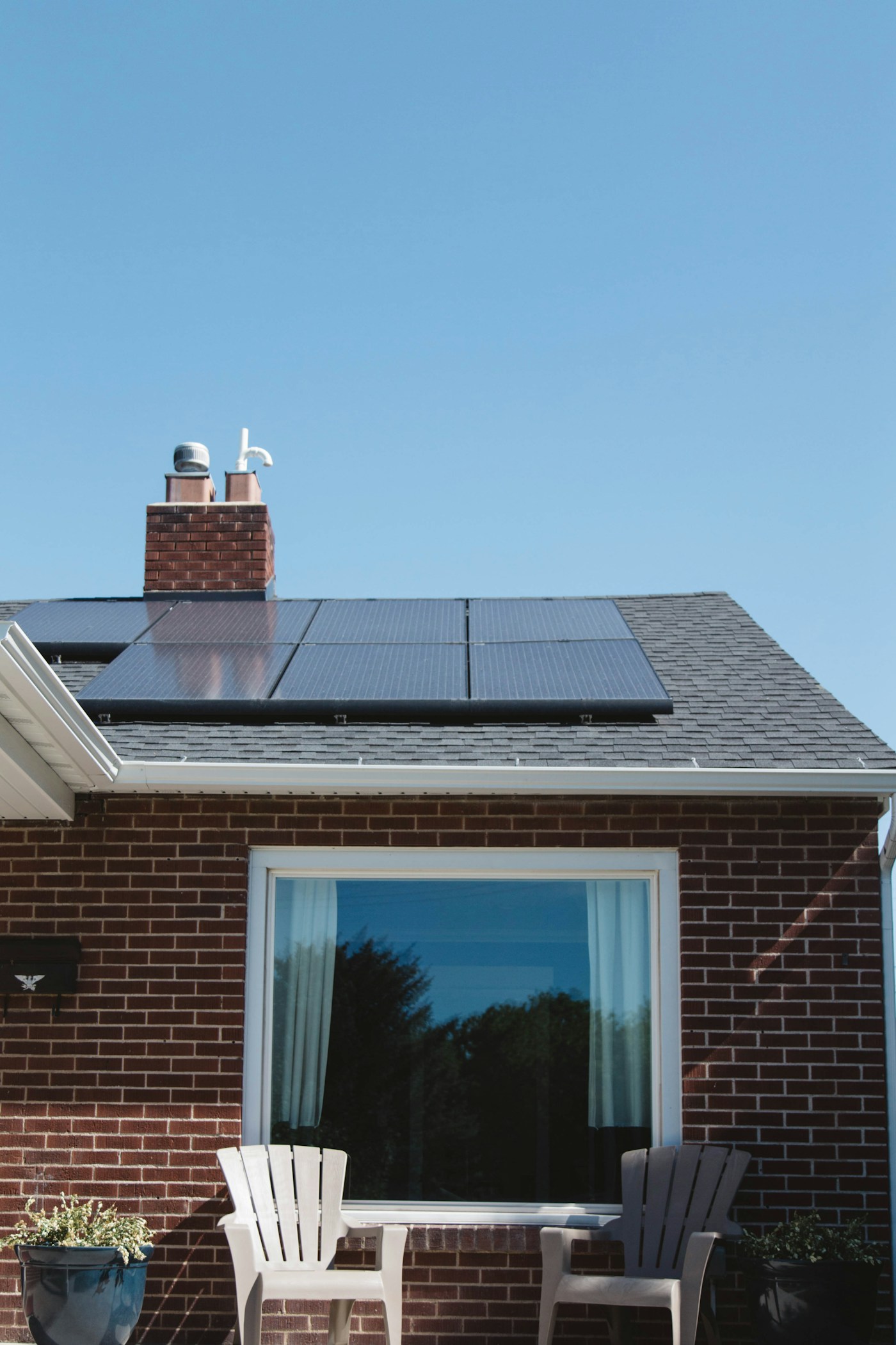 Casa com painéis solares, energia limpa e sustentável