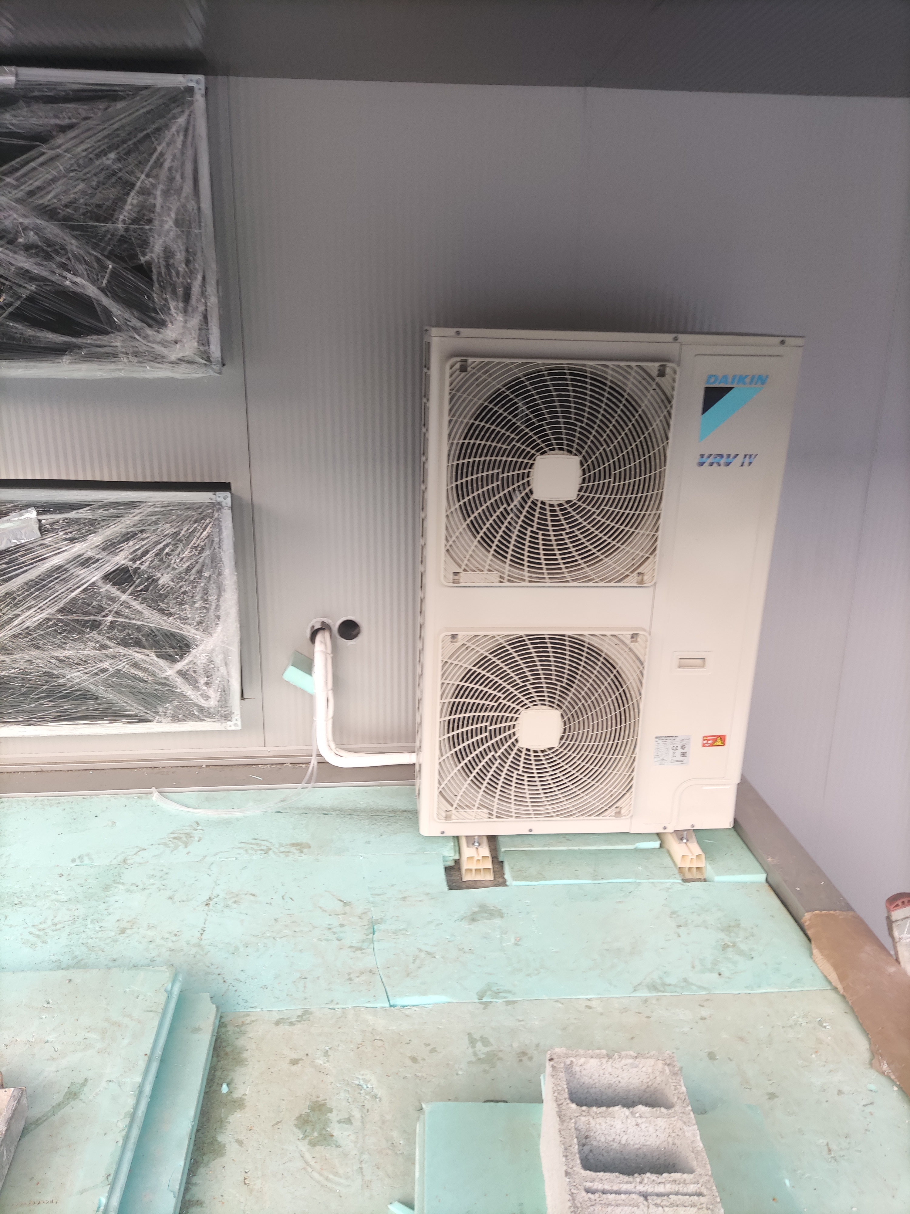 VRV Daikin na Indústria Kingsley, Pigeiros
