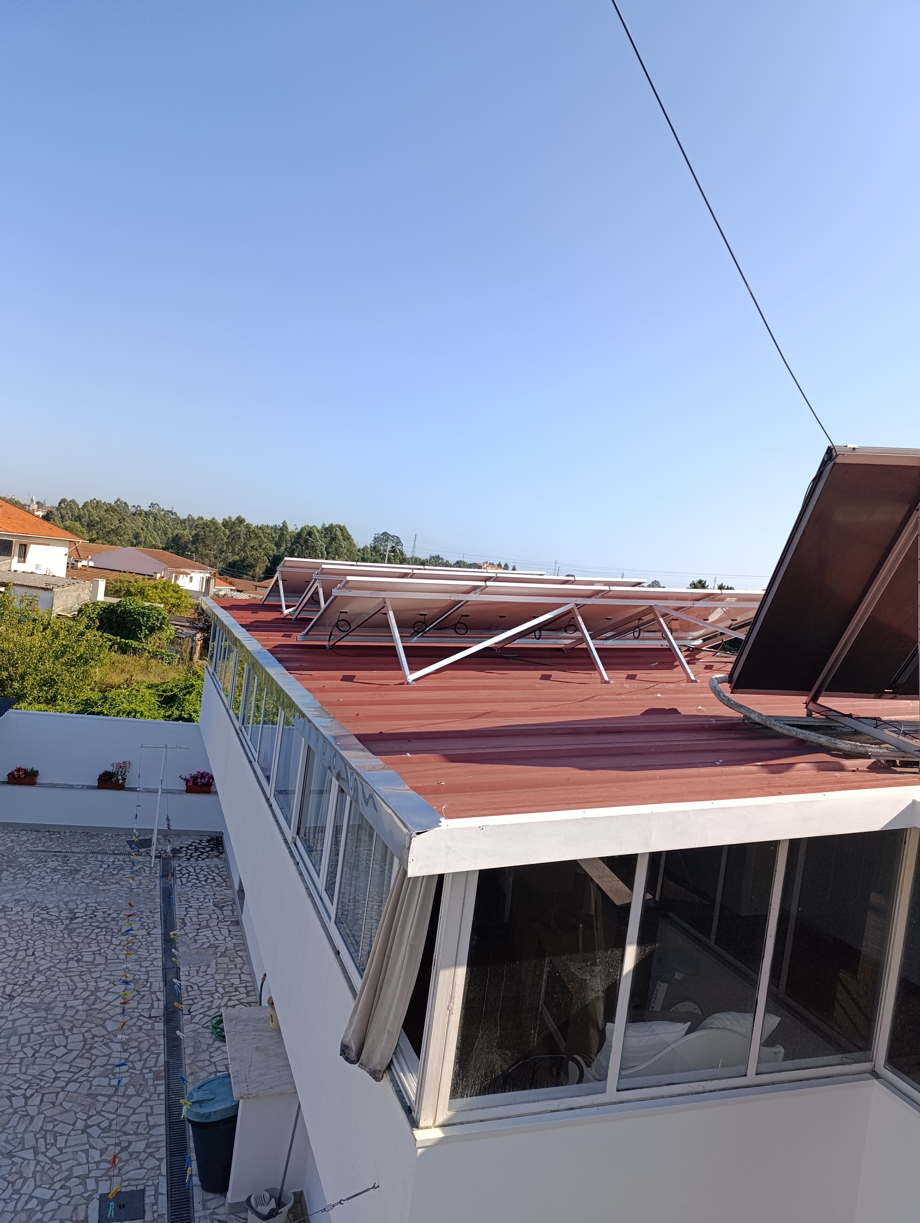 Sistema fotovoltaico com bateria em Paços de Brandão